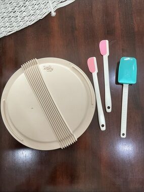 Pampered Chef Pleated Lid/Cover and 3 spatulas